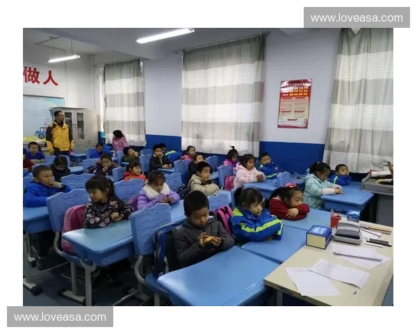 《CSGO中e键的多重作用与实战技巧解析》